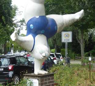 Skulptur "Europa macht Handstand"
