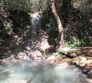 Trockenzeit, wenig Wasser, kleiner Fall