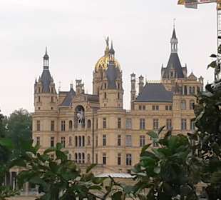 Ca. 800 Meter von der Pension das Schweriner Schloss