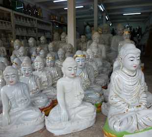 Devotionalienhändler vor Pagode