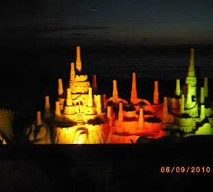 Sandkunstwerk abends am Strand