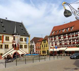 Zentraler Rathausplatz