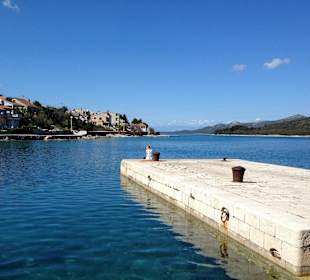 Hier legen die Personenfähren an im Hafen Mali Iz