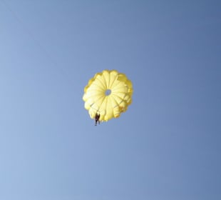 Fallschirmfliegen am Motorboot