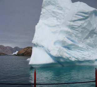 Bootsfahrt zwischen Eisbergen