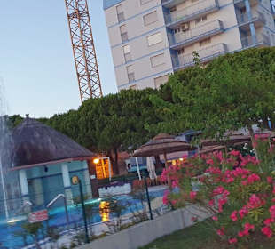 Entlang der Hotels und Anlagen