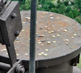 Münzen auf einem Vorsprung