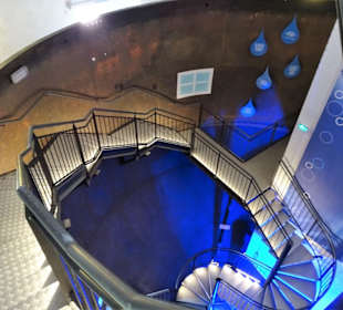 Der Weg durch den alten Wasserbehälter