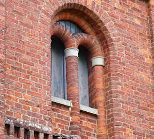 Romanische Fenster im Turm der Liebfrauenkirche