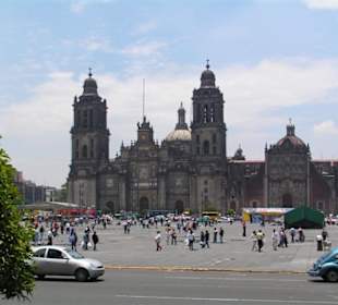 Nationalplatz mit Kirche