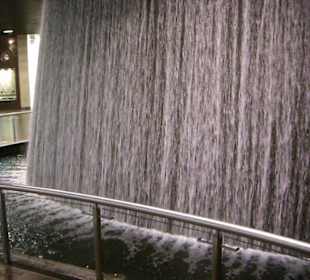 Wasserfall in der Mall am Tage