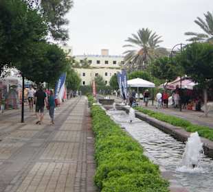 Promenade zum Strand  mit Geschäfte