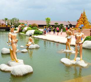 Ein künstlicher Kanal mit Statuen