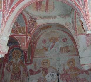 Innere einer der vielen Felsenkirchen