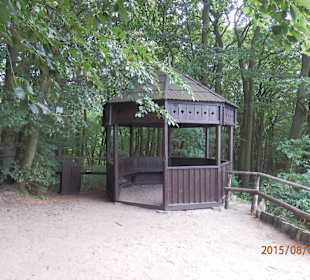 Altanka z ławkami na szczycie Kawczej Góry