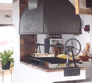 Offener Grill im Gastraum