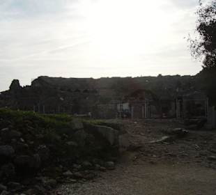 Das Theater von der Strasse aus gesehen