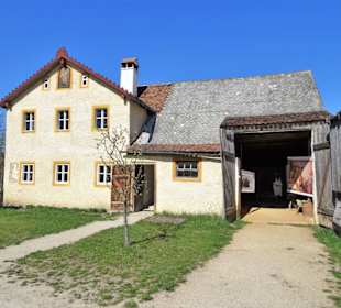 Außenansicht eines alten Bauernhauses