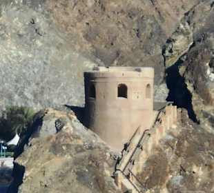 Historischer Wachturm an der Hafeneinfahrt