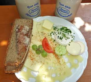 Brotzeit im Biergarten Obere Mühle
