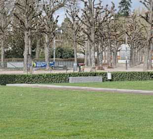 Am Schlossplatz von Karlsruhe