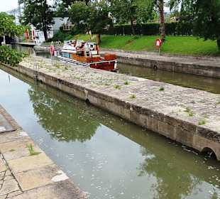 Der alte Kanalschleuse mit Schiff