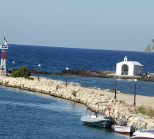 Bild auf die Hafeneinfahrt mit Kapelle