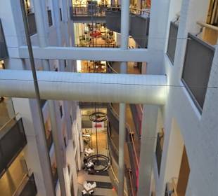 Rundgang durch das Gebäude von "stilwerk"