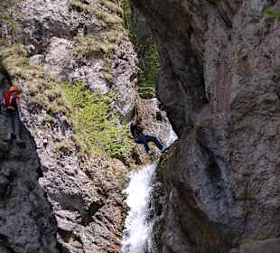 Fels Hochseilgarten mit Kinder