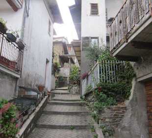 Der wunderschöne Bergort Stazzona