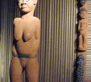 Figur die ein Haus bewacht