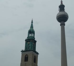 Die Marienkirche vor dem Fernsehturm