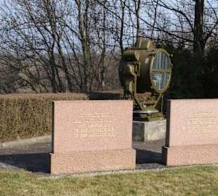 Gedenksteine mit Flak-Scheinwerfer