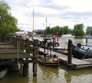 Museumshafen: alte Schlepper und Schub-Boote