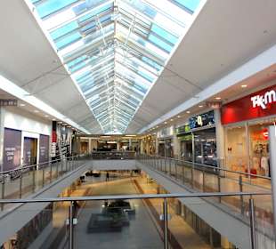 Angenehmes Naturlicht fällt in die Ladenzeilen