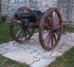 Armaty znajdujące się na placu w klasztorze