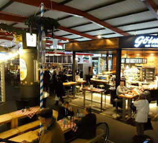 Blick auf den Gastrobereich der Marktstände