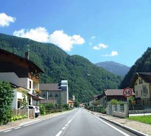 Die Ortschaft mit der Kirche im Blick