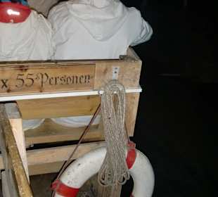 Überfahrt mit dem Floß auf unterirdischem See