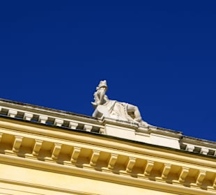 Schloss Schönbrunn Dachskulptur