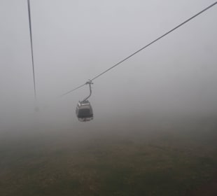 Bergbahn im Nebel