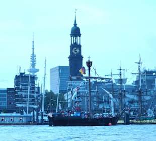 Hamburger Hafen mit vielen Schiffen