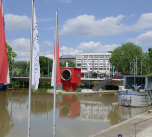 Rechts liegt das Theaterschiff