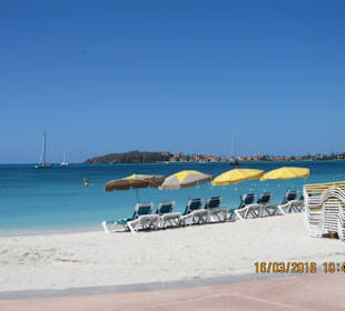 Sehr schmaler, aber traumhafter Strand