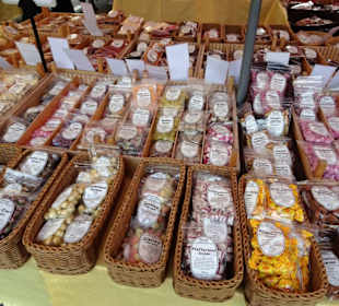 Gewürzhändler auf dem Wochenmarkt Pferdemarkt