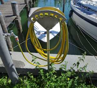 Freies Wasser an den Stegen