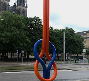 Kreuzknoten vor der Volksbank Magdeburg eG