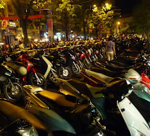 Moped-Parkplatz am Hoan Kiem See