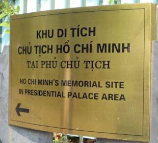 Wegweiser am Eingangsbereich.