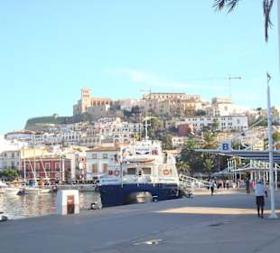 Blick vom Hafen aus auf Dalt Vila